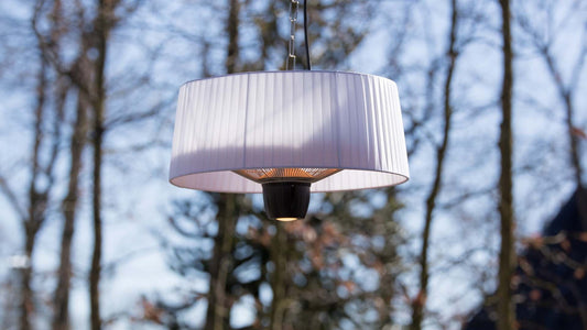 Gemütlicher Garten mit dem Sunred Compact Artix Bright weißen Hängeheizstrahler