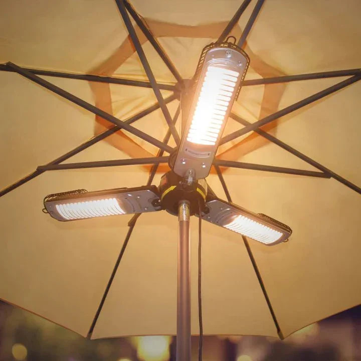 Zwarte en zilveren staande Sunred Parasolverwarming met Halogeen verwarming onder een parasol