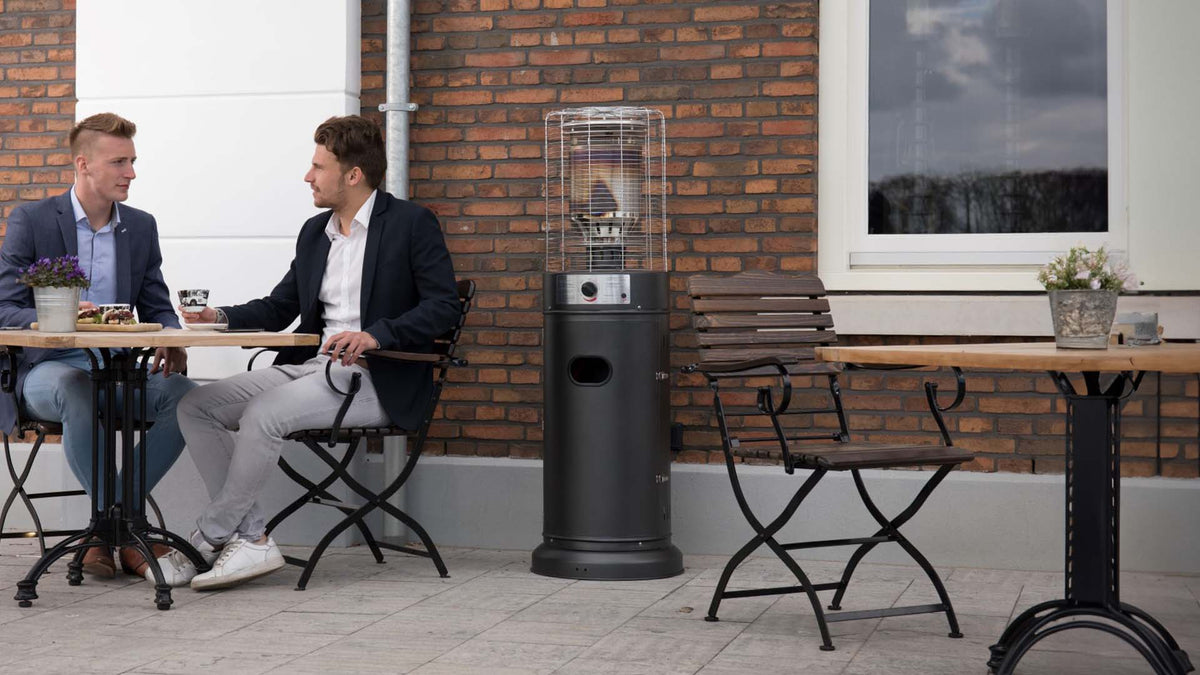 staande Sunred grijze Propus Lounge terrasverwarmer met 10000 Watt op het terras