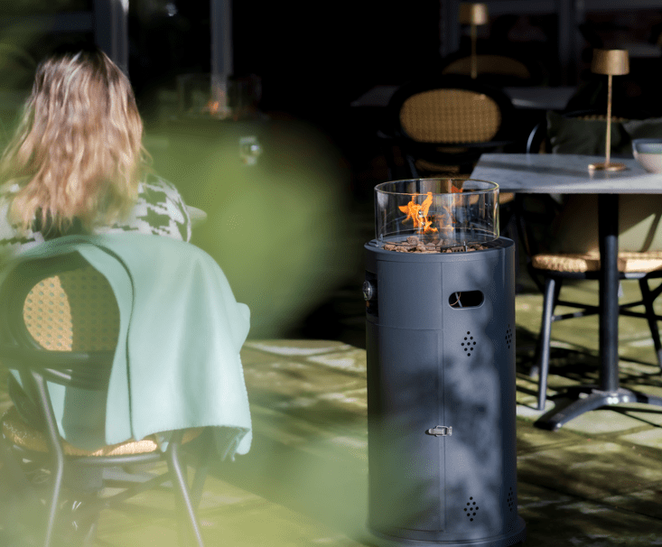 Grauer Sunred Bogo Flame Gas-Terrassenheizer mit 10500 Watt auf der Terrasse für gemütliche Atmosphäre