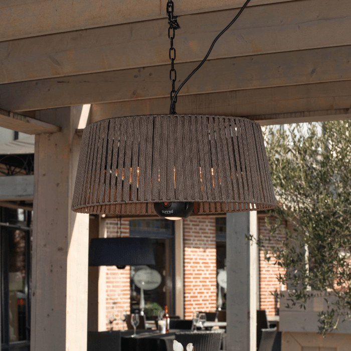 Gemütliche Überdachung im Garten mit dem braunen hängenden Artix Corda Bright Terrassenheizer