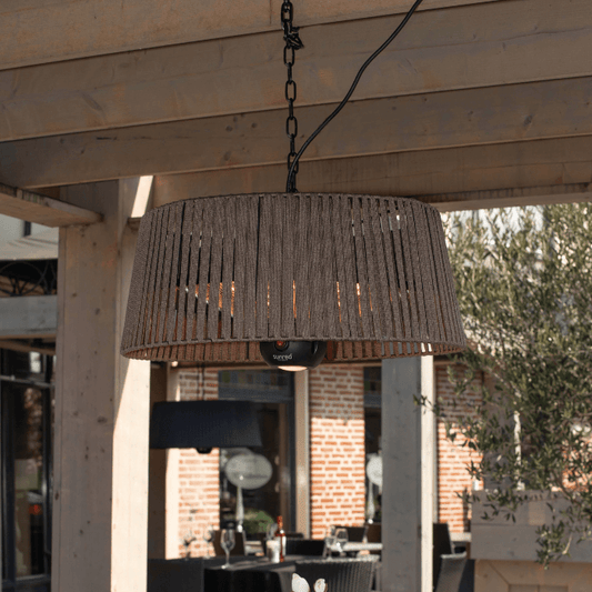 Gemütliche Überdachung im Garten mit dem braunen hängenden Artix Corda Bright Terrassenheizer