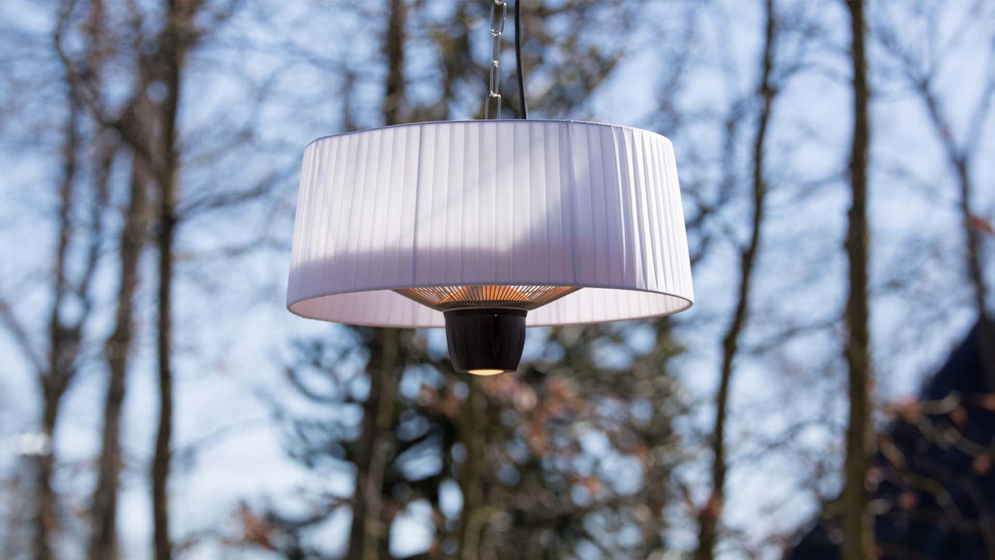 Gemütlicher Garten mit dem Sunred Compact Artix Bright weißen Hängeheizstrahler