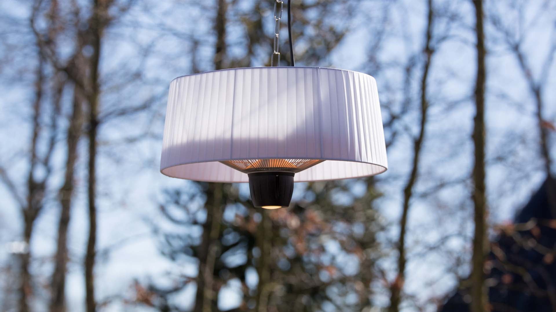 Gemütlicher Garten mit dem Sunred Compact Artix Bright weißen Hängeheizstrahler