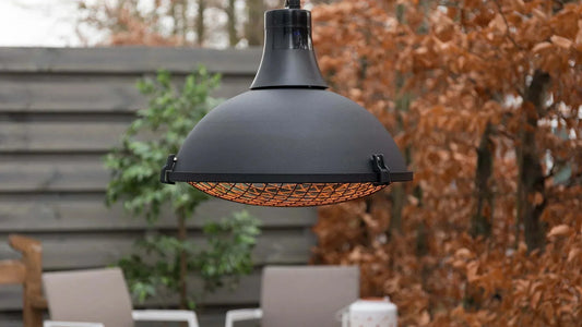 Gemütlicher Garten oder überdachte Terrasse mit Sunred Indus II Bright schwarzem Hängeheizstrahler