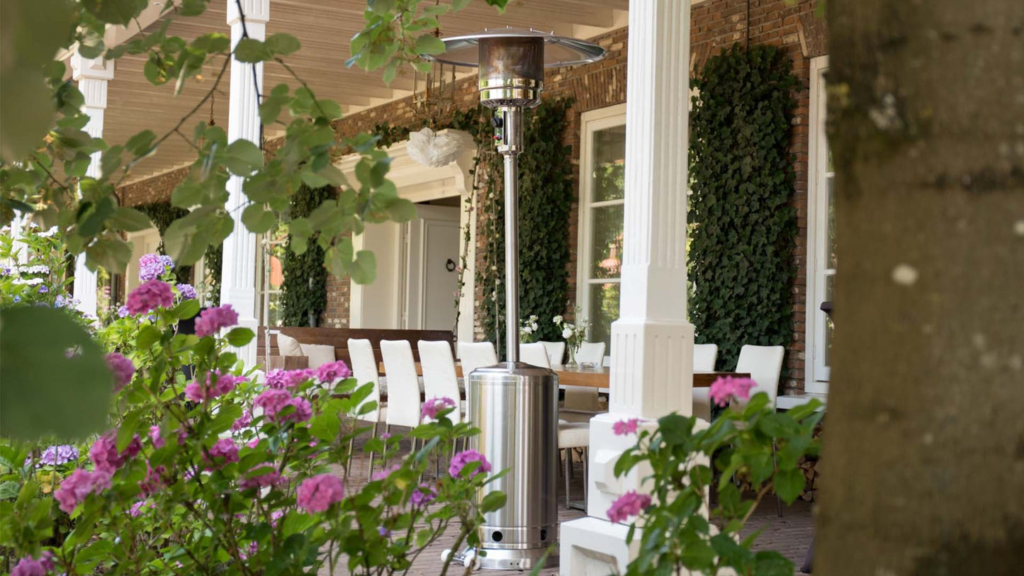 Gemütlicher stehender Sunred Sargas Edelstahl-Heizstrahler mit 14000 Watt auf der Terrasse