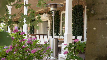 Gemütlicher stehender Sunred Sargas Edelstahl-Heizstrahler mit 14000 Watt auf der Terrasse