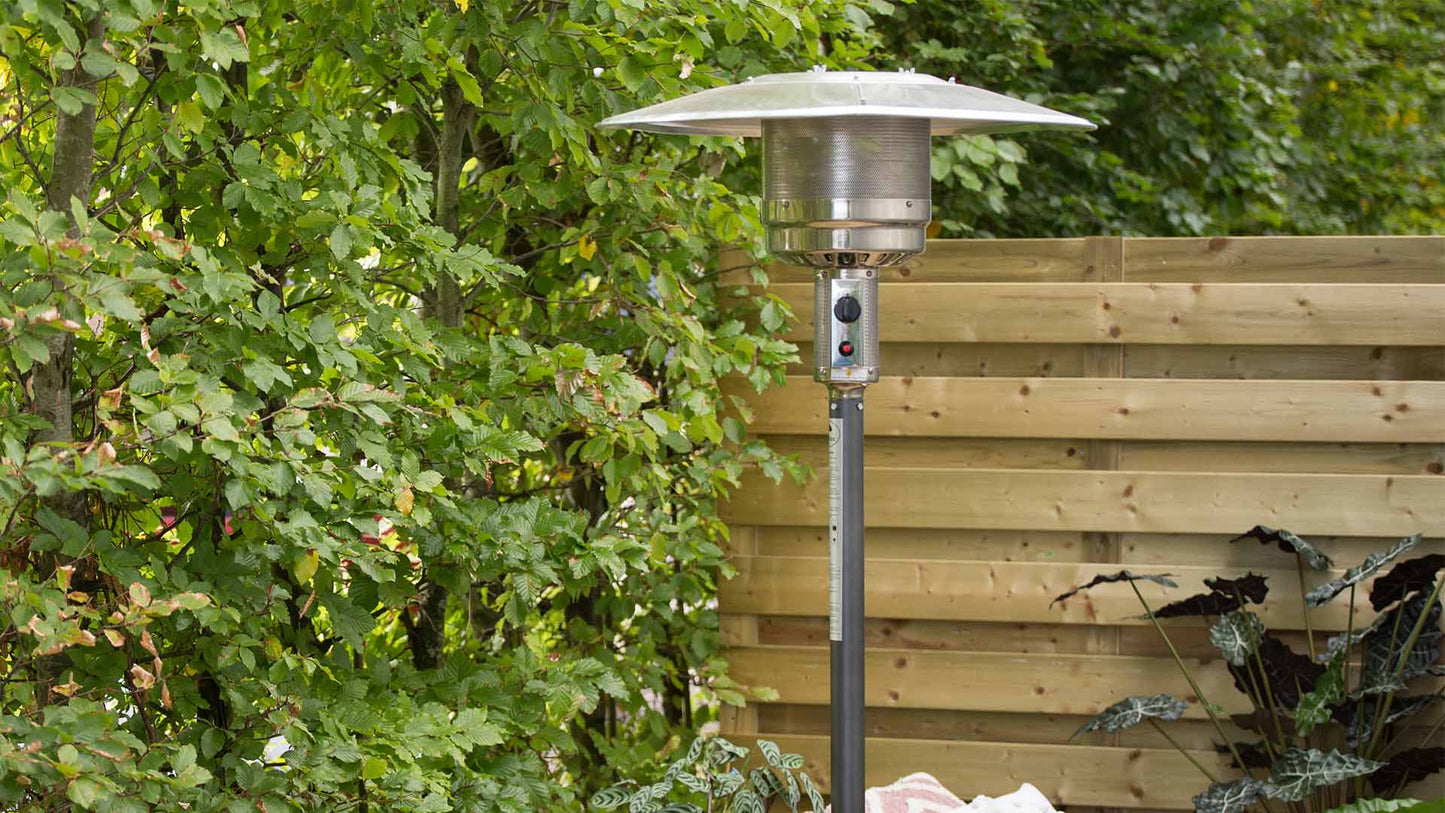 Grauer stehender Sargas Gas-Terrassenheizer mit 14000 Watt im Garten für gemütliche Atmosphäre