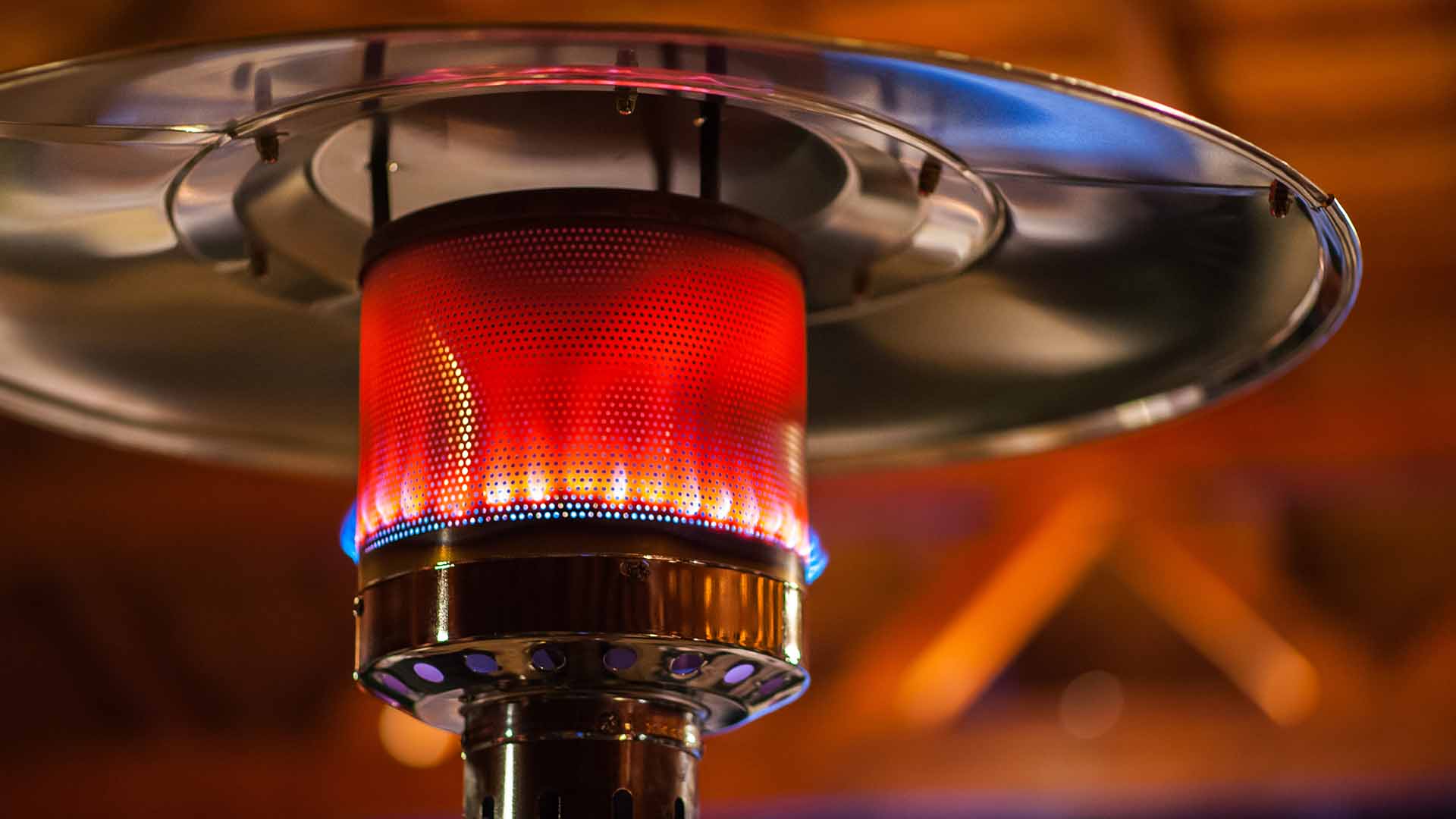 Grijze staande Sargas gas terrasverwarmer met 14000 Watt op een veranda