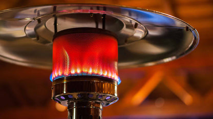 Grijze staande Sargas gas terrasverwarmer met 14000 Watt op een veranda