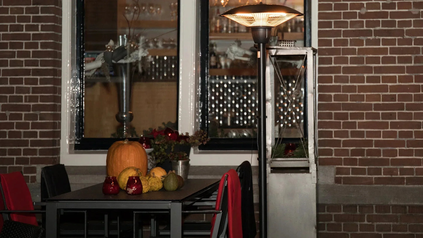gezellig terras door de Sunred Barcelona Bright zwarte staande heater 