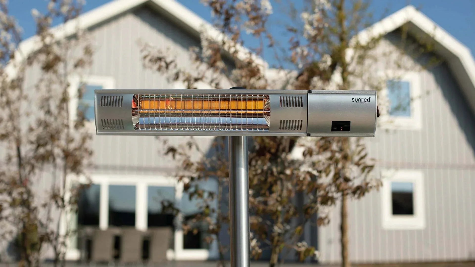 zilver staande heater van Sunred in gezellige tuin en onderkaping