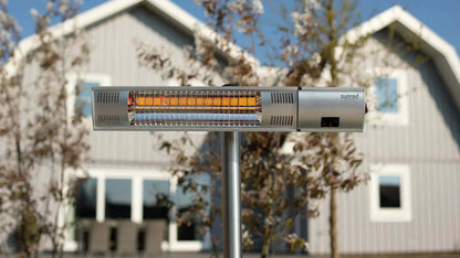 zilver staande heater van Sunred in gezellige tuin en onderkaping