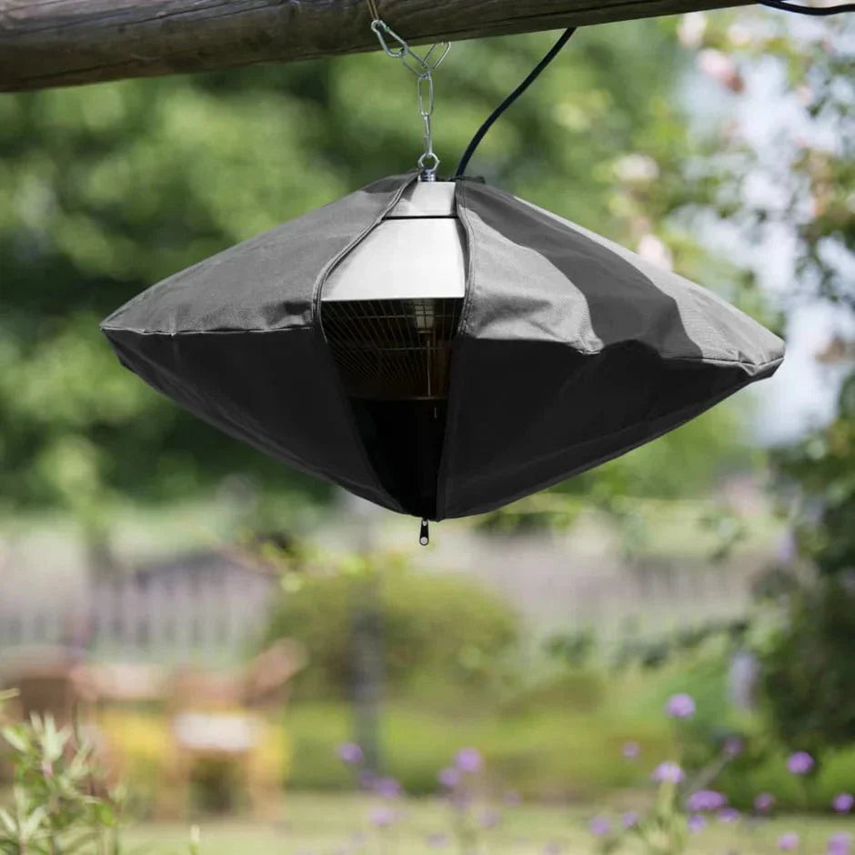 Schöner gemütlicher Garten mit grauer Sunred Schutzhülle für hängende Terrassenheizer der Sirius-Serie